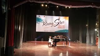 Suzie biểu diễn Piano Rising Stars