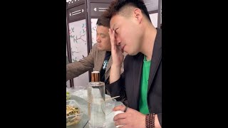 Raise a cup of sincere wine! #Funny #Funny Video #Little Gege #Cheers 🍻