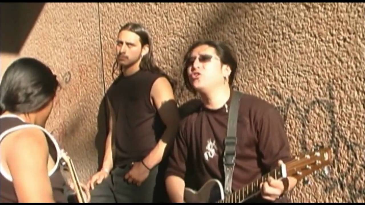 KARATULA: Al final lloré (Video oficial) auf YouTube ansehen KARATULA: Al final lloré (Video oficial) auf YouTube ansehen
