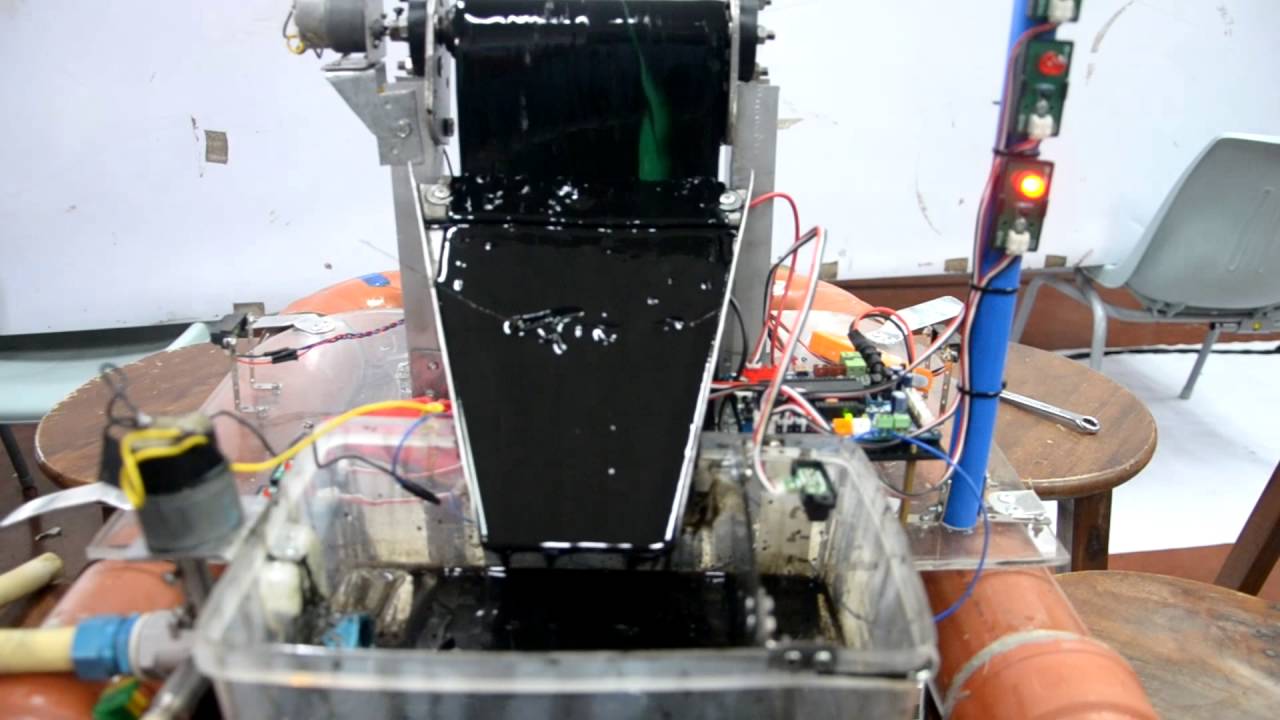 Aquatic Z.0 (Aquatic Zero Oil Skimming Robot) YouTube