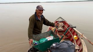 Al medio del Paraná con un bote y una carretilla - Costumbres de pueblo - La Paz - Entre Ríos