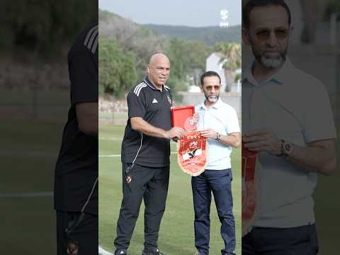 رئيس البنزرتي يهدي درع النادي لمحمد يوسف المدير الرياضي للأهلي