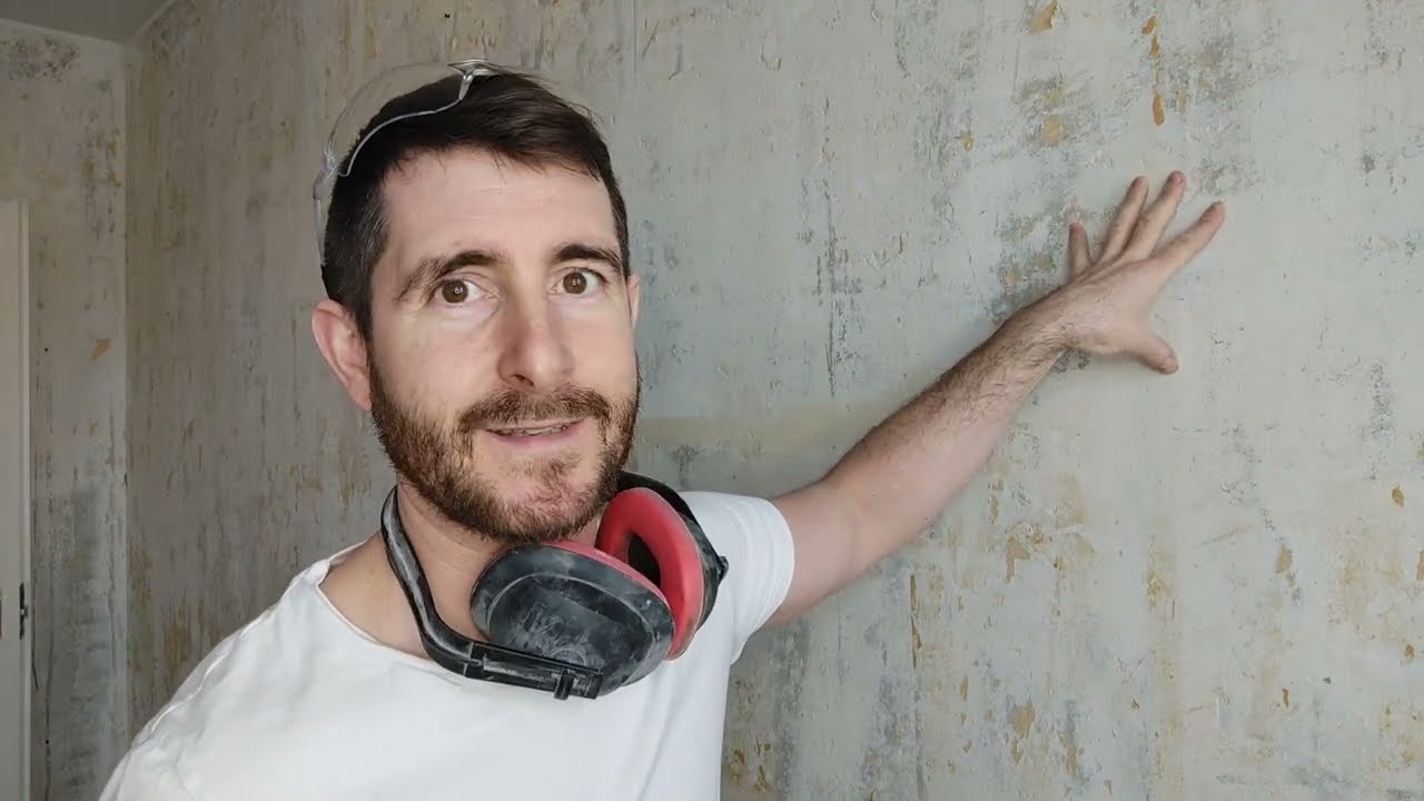 Panellakás fal előkészítése glettelésre.