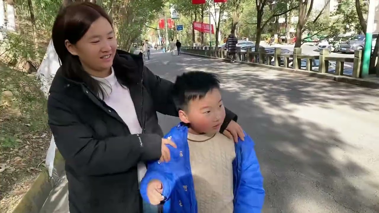 四川去上海打工，老爸请客吃鸳鸯火锅，1家人都夸好