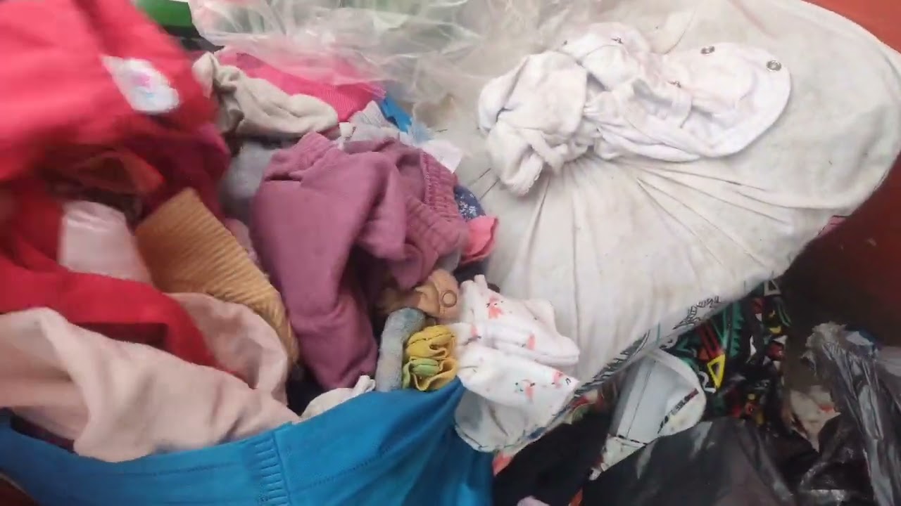 Caçada com muitas roupas de criança 