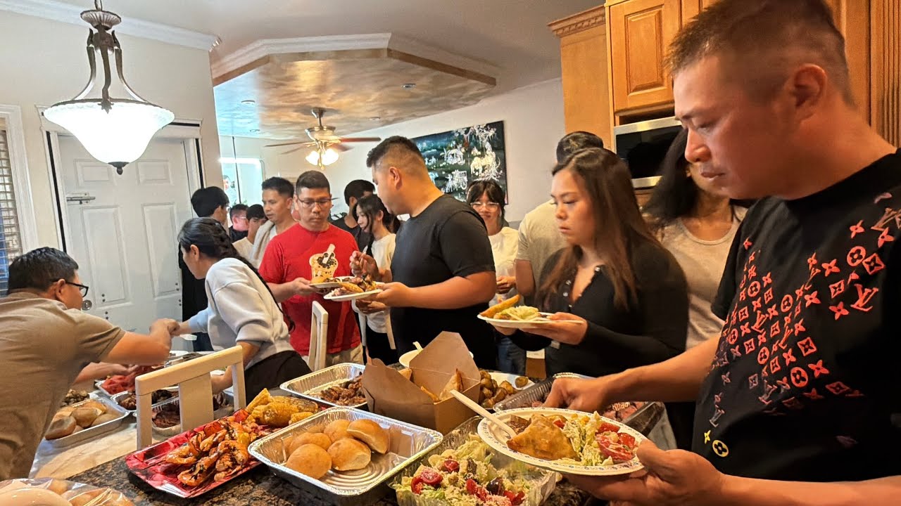 2VC Em 5 Đãi Đại Gia Đình Buổi Cơm Chiều với Những Món BBQ Ngon Quá Ngon 🇨🇦2166》 Cuộc Sống Canada