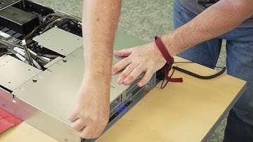 Lenovo ThinkSystem SR850 V3 installing a PCIe adapter