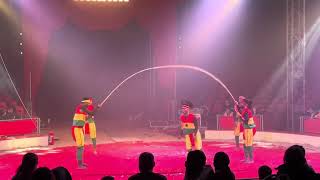 Akrobatik İp Atlama Şovları Çocuk Sirkinde Sallanan İpte Atalarken Akrobatik Şovları İzledik.