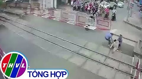THVL | Khen thưởng hai nhân viên gác chắn dũng cảm cứu cụ già trước đầu tàu hỏa