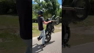Worst filmer ever and quality but also 💩at wheelies #edit #surron #ultrabee #ultra #tuttio