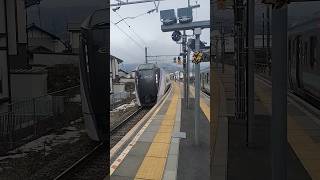 JR東日本長野支社の大糸線の島内駅に特急あずさ46号新宿行きが島内駅を通過するミュージックホーン1回