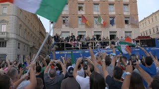 L’abbraccio dei tifosi agli Azzurri: la sfilata per le vie di Roma | EURO 2020