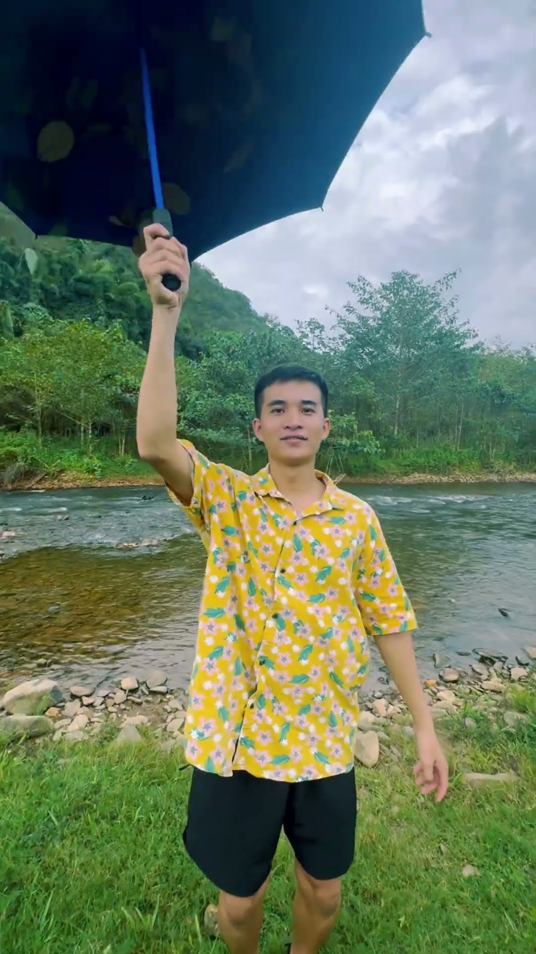 LNS - Cây dù lá cây và Su Hào nhảy múa || Umbrella and a boy #shorts