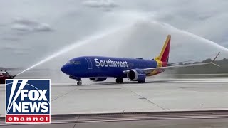 Download lagu Retiring Spirit pilot gets surprise send-off after shutdown