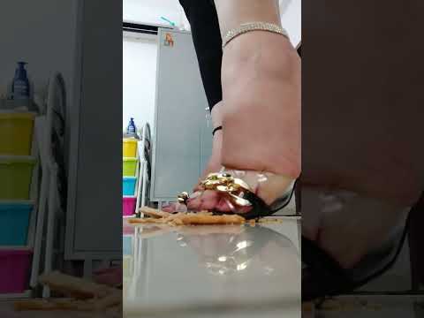 making food for pets😉😉👸 #crushfetish  #crushing #trampling insta account: @twinkle_ft2