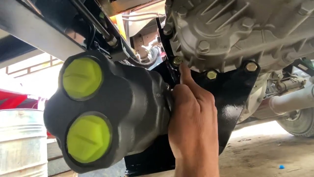 Montaje de toma fuerza bomba hidráulica y mandos en grúa de Planchon hidráulicos