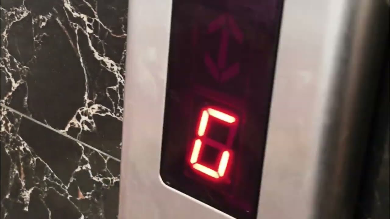 लिफ्ट चलाना तो सीख लो 😱ll new tricks 😱