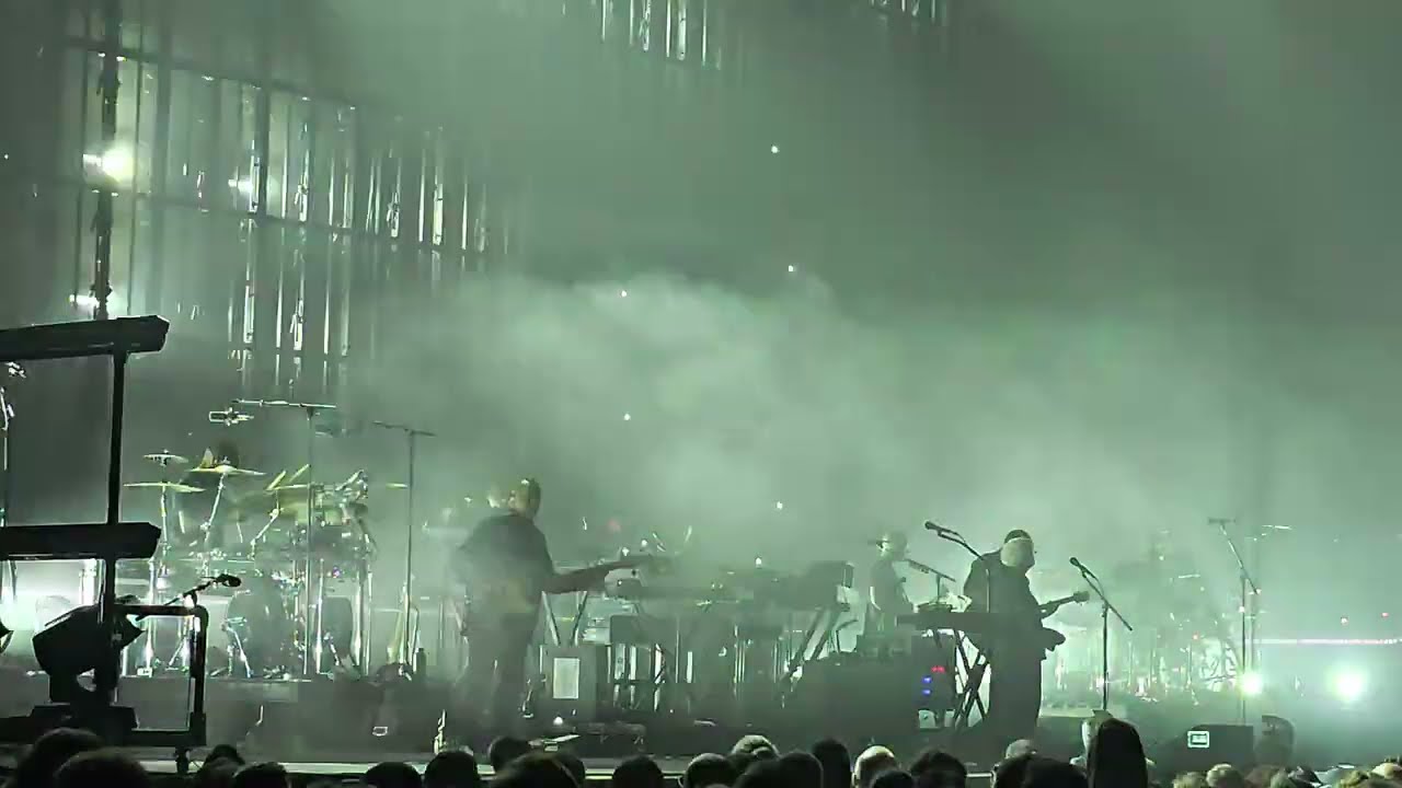 Massive Attack - Group Four (feat. Liz Fraser) (6/6) Live Le