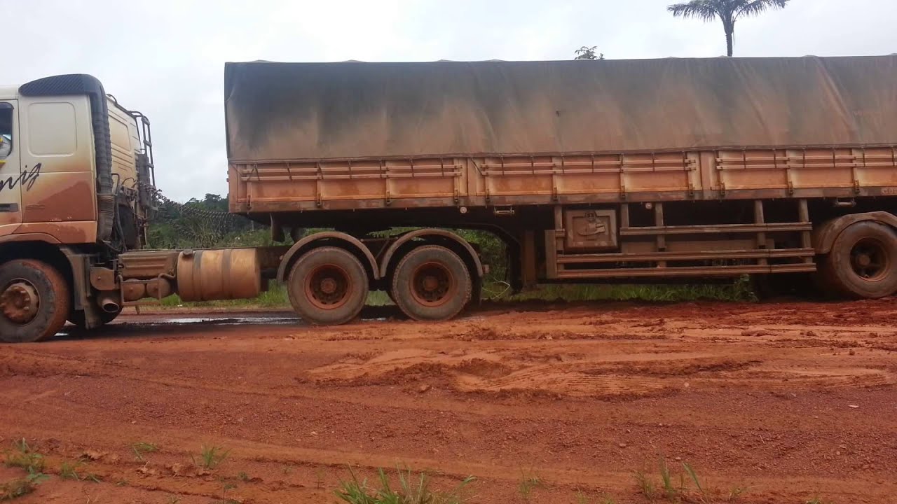 Tirando Bitrem da lama com uma L200 triton na Transamazônica.