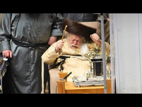 כ"ק האדמו'ר מתולדות אברהם יצחק בהדלקת נר ראשון של חנוכה