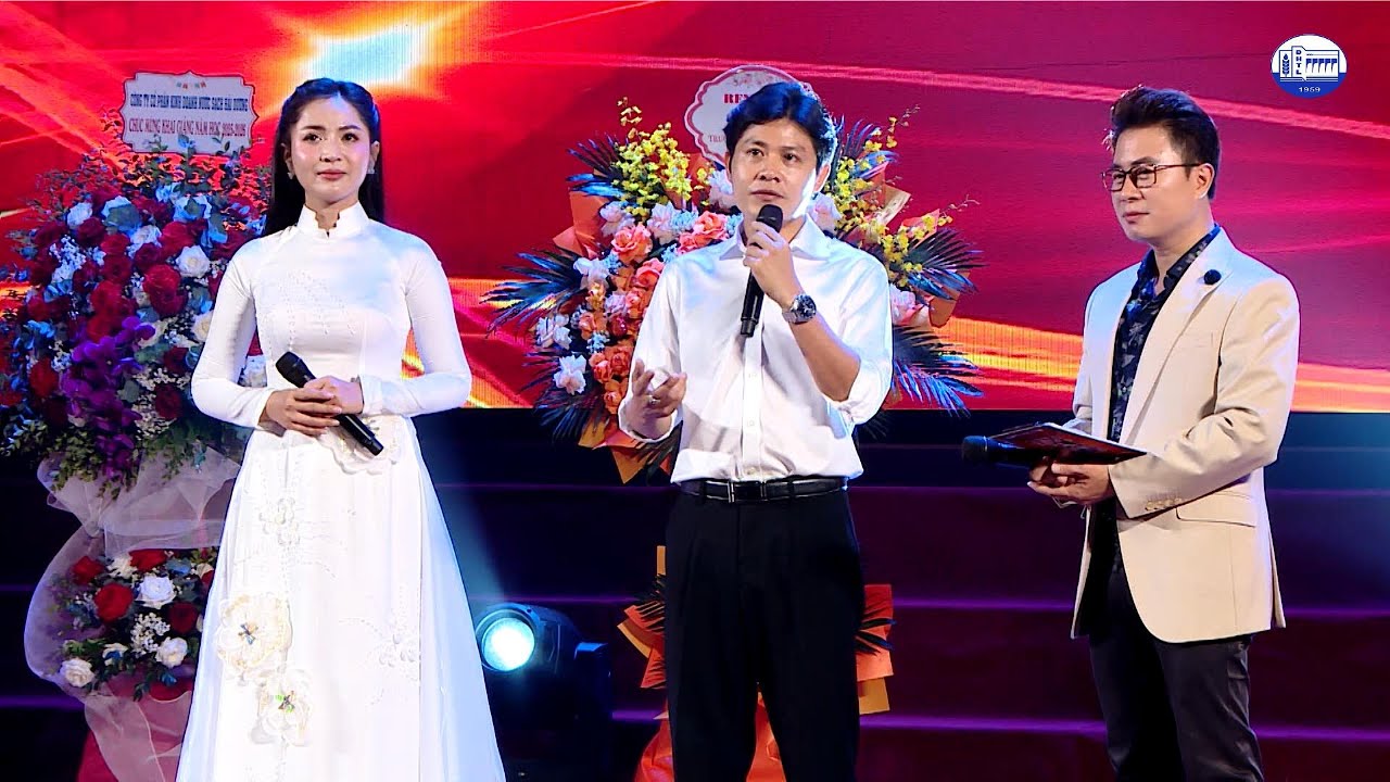 Nhạc sĩ Nguyễn Văn Chung - Ca sĩ Duyên Quỳnh giao lưu với tân sinh viên K67 TLU