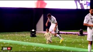 Los jugadores del Real Madrid con sus hijos en la celebracion de la Decima.