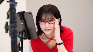 元HKT48田中美久、メガネ＆大胆胸元コスチュームでカメラにアピール！？　『おねがい社長！』新CMメイキング
