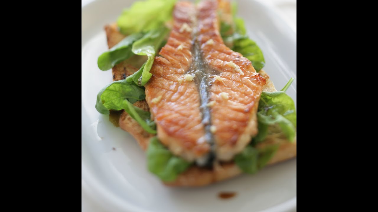 Юлия Высоцкая — Маринованная семга на гриле с хлебом и салатом