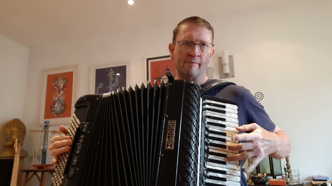 Cherish the Ladies - Traditional Irish Jig on Piano Accordion 