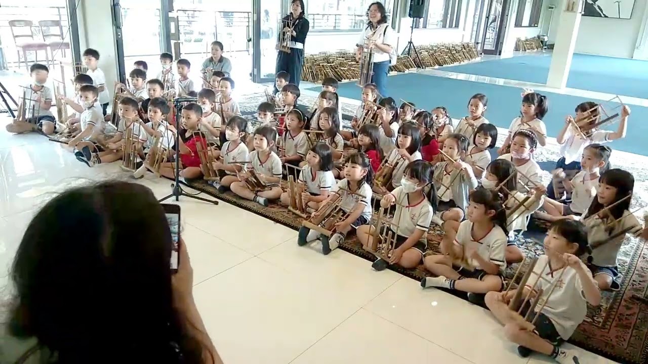 TKK Trimulia Bandung Bermain #Angklung di Bale Seni Barli   #Kotabaruparahyangan