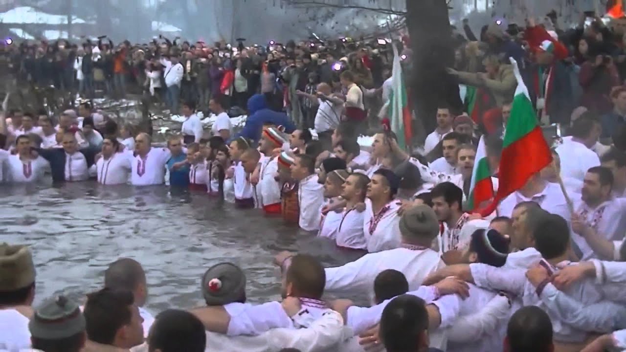 Богоявление - Йорданов ден, Мъжко хоро в река Тунджа, Калофер 2016