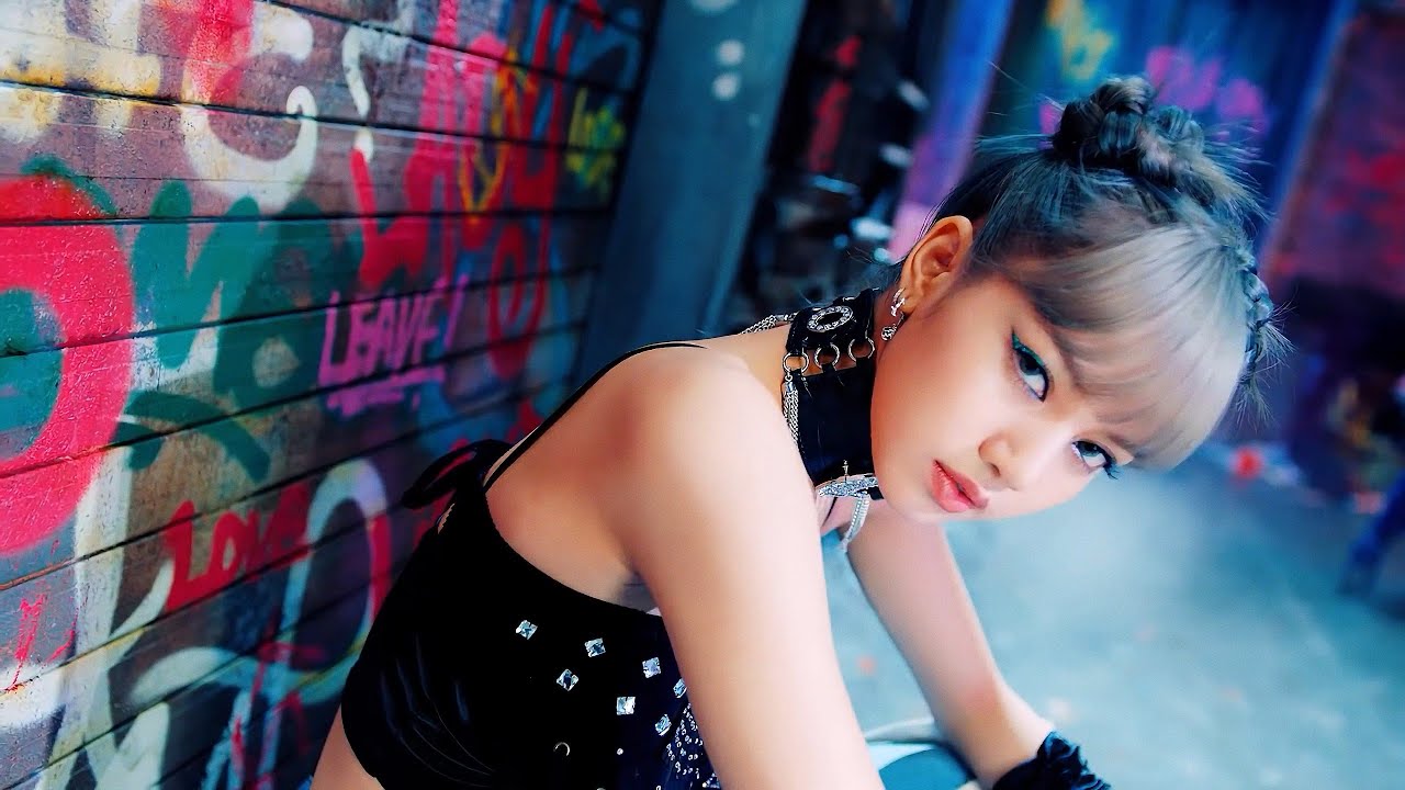 LISA dancing ''Kill This Love' x 'Take Me' x 'Taki Taki'