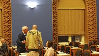 Õlle Manustamise Tulemusena Täitsa Ära Kustunud Juku-Kalle Raid Talutati Riigikogu Saalist Minema