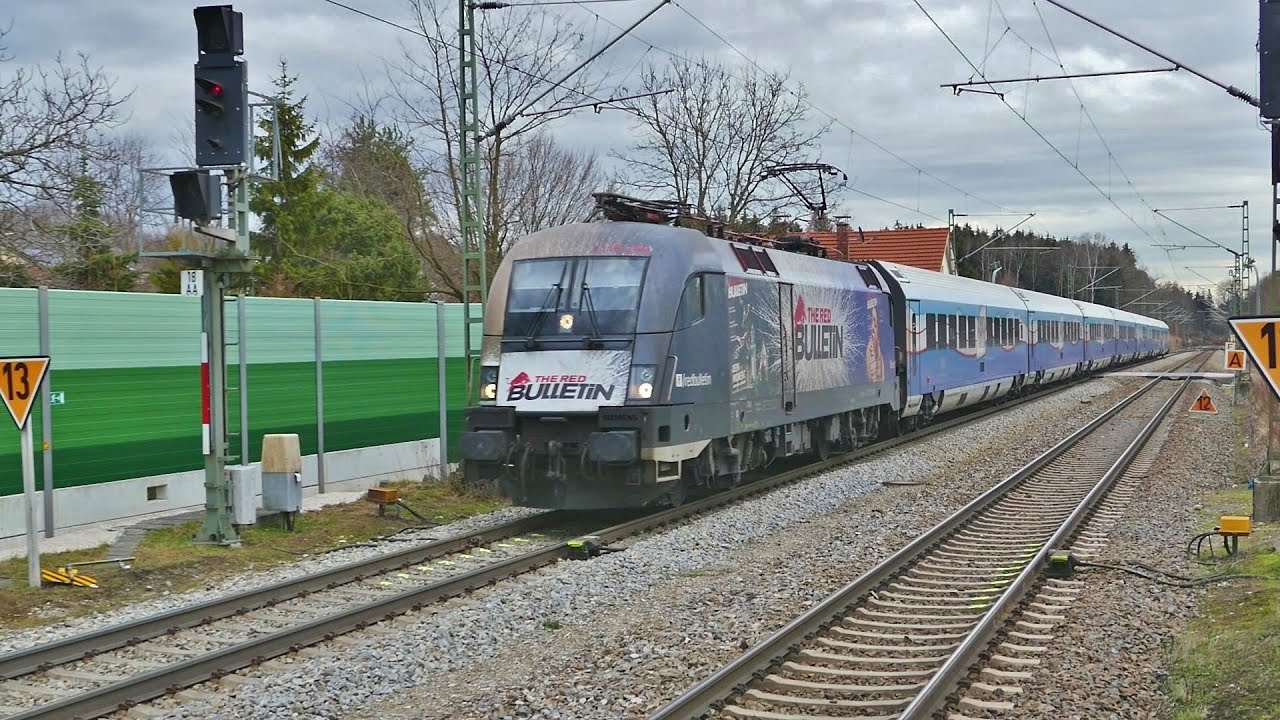 Personen- und Güterzüge im Bahnhof Großkarolinenfeld / Oberbayern