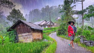 MARCHER SOUS UNE PLUIE TORRENTIELLE DANS UN MAGNIFIQUE VILLAGE DE MONTAGNE, LA PLUIE POUR DORMIR