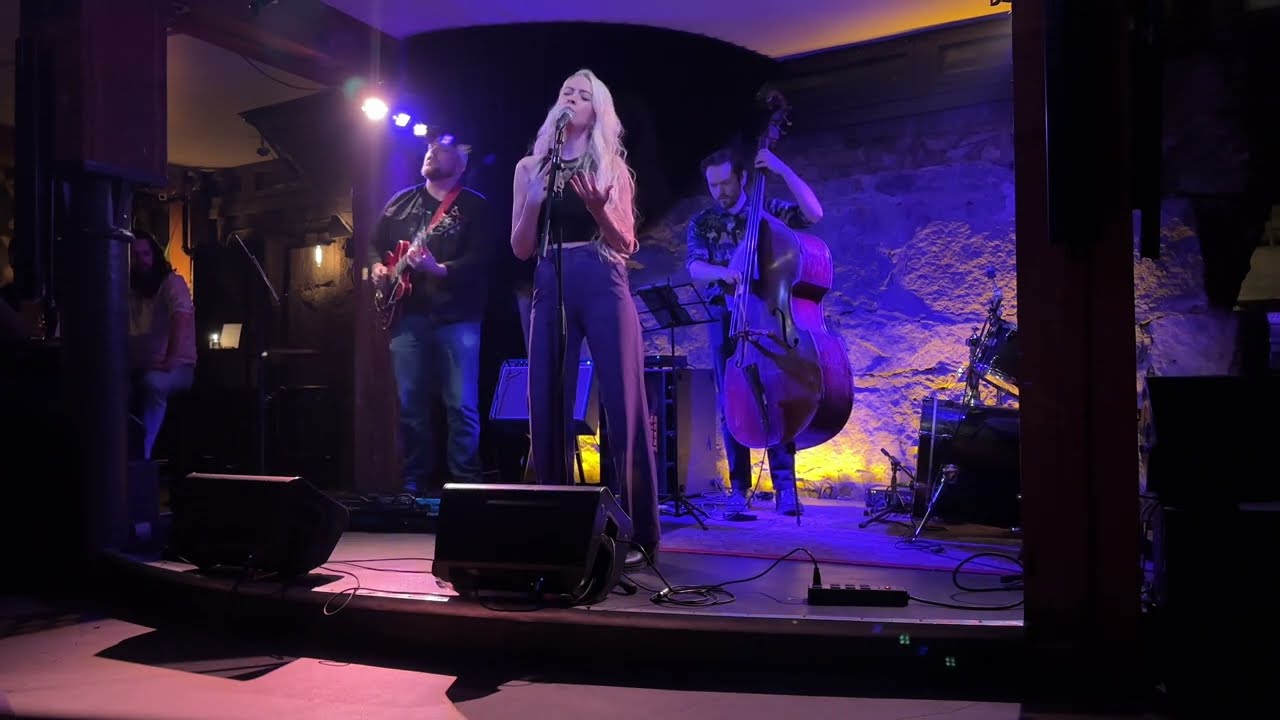 Assista a "Hideaway" (Live at Guilt & Co.) no YouTube Assista a "Hideaway" (Live at Guilt & Co.) no YouTube
