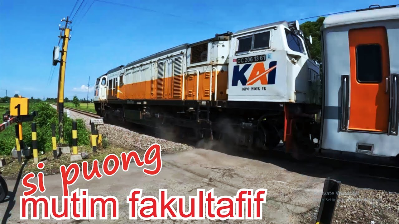Stop.!! Hati2 ada kereta api  Mutim fakultatif dan pandanwangi vintage di perlintasan