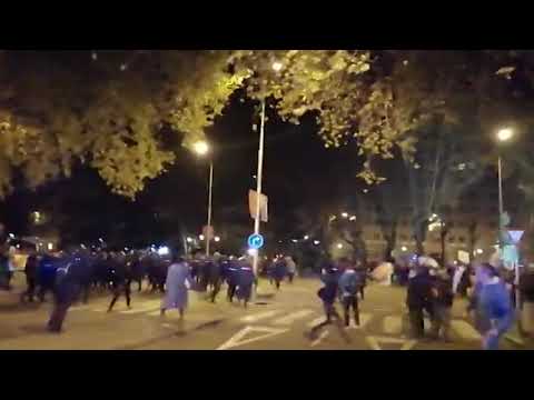 Marcha por el Clima: la Policía dispersa a encapuchados que lanzan objetos