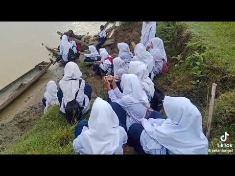 VIDEO VIRAL: WARGA DESA MELIDI ACEH TIMUR MASIH SEBERANGI SUNGAI KARENA JEMBATAN MANGKRAK