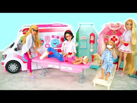 Bebekler hastaneye gider - Barbie bebek Ambulansı