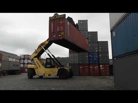Empilhadeira para container- Hyster-Porto de Santos-SP, parabéns ao profissional muita perícia.