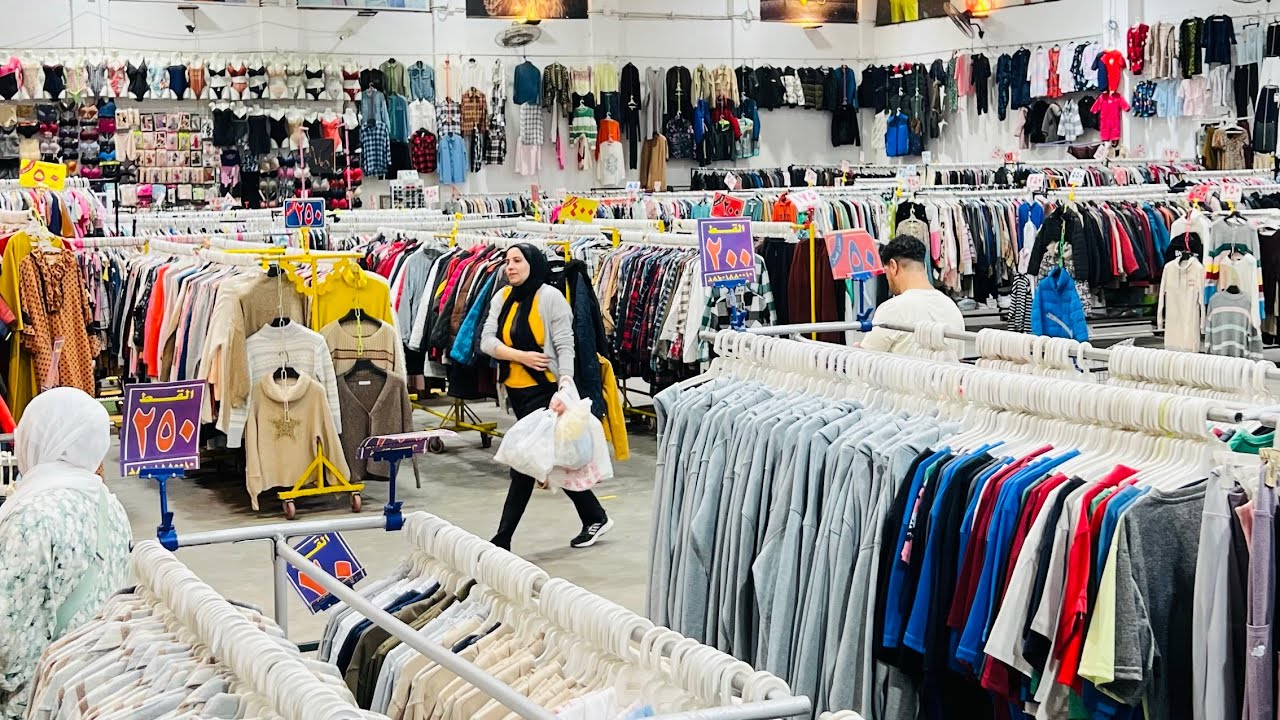 لقيت واحدة داخلة المول بشنطة سفر… قلت يا نهار أبيض هو في إيه 😂