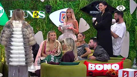 Banorët presin prime-n duke kënduar së bashku