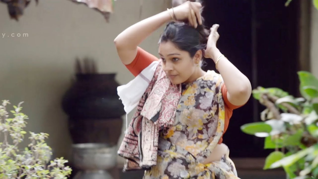 ഒരു സ്ത്രീ അടുക്കള വാതിലും ചാരി കുളിക്കാൻ പോകുന്നതാ ഞാൻ കണ്ടത്.. Divya M Nair | Thanaha Movie Scene