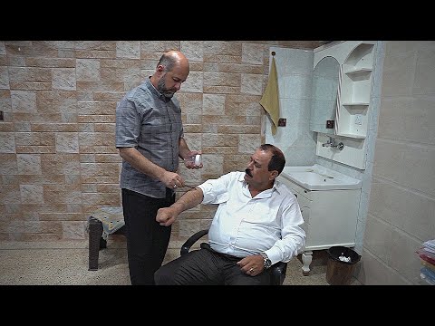 Житель Ирака лечит пациентов с помощью укусов пчёл