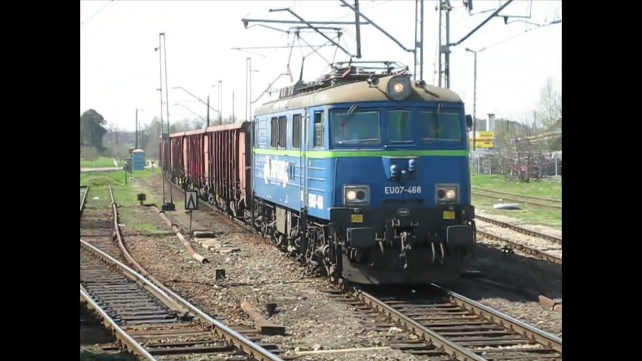 Lokomotywa EU07-468 w pracy. Jazda równoległa.