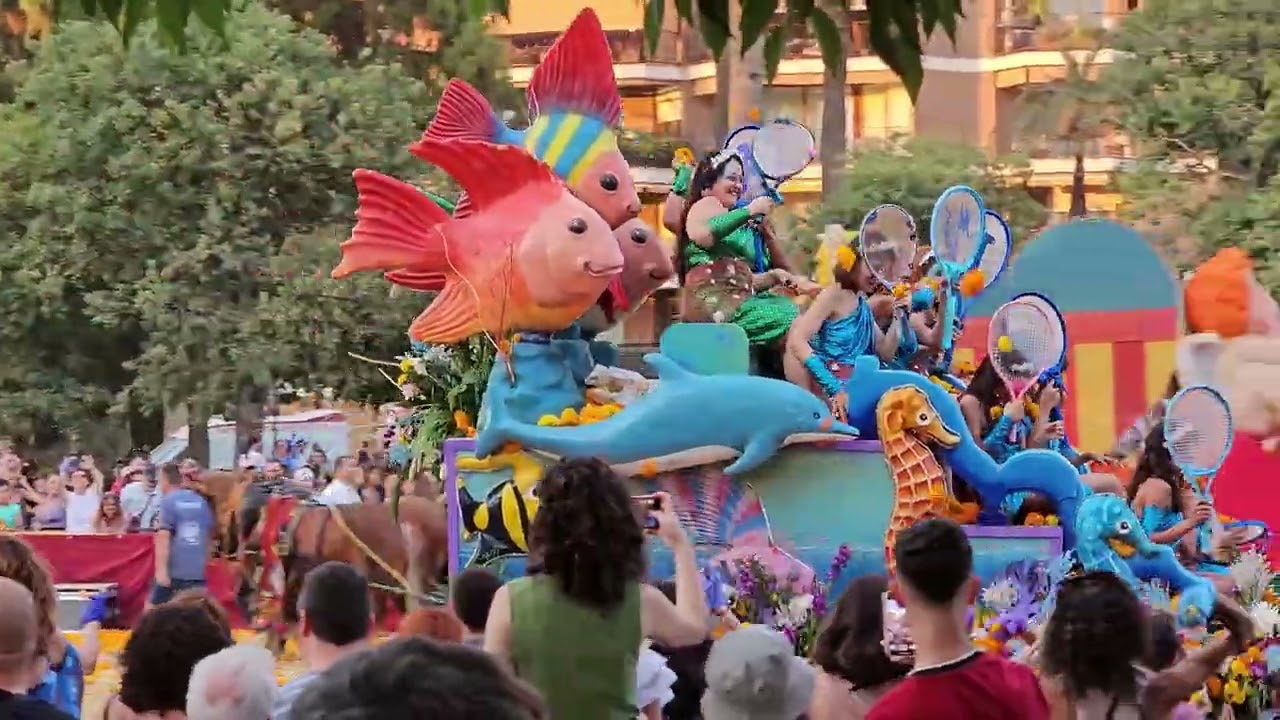 Яркий праздник "Битва цветов" в Валенсии