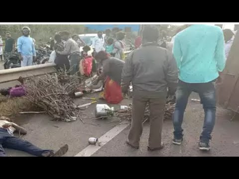पुणे सोलापूर महामार्गावर मजुर घेऊन जाणारा ट्रॅक्टर उलटला
