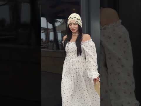 Легенька романтична подовжена муслінова ретро сукня з пишними рукавами і ліфом резинкою, ніжний квітковий принт, видео 1