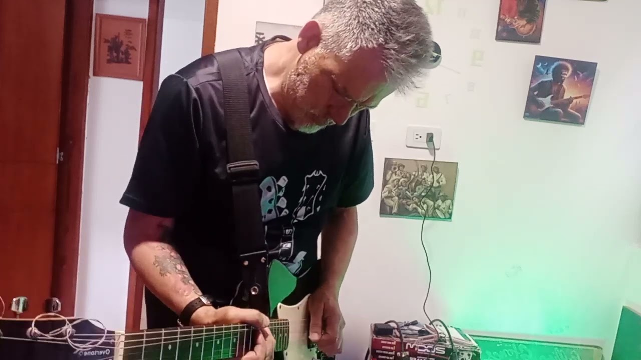 Guitarra firstAct improvisando mi sólo heavy.
